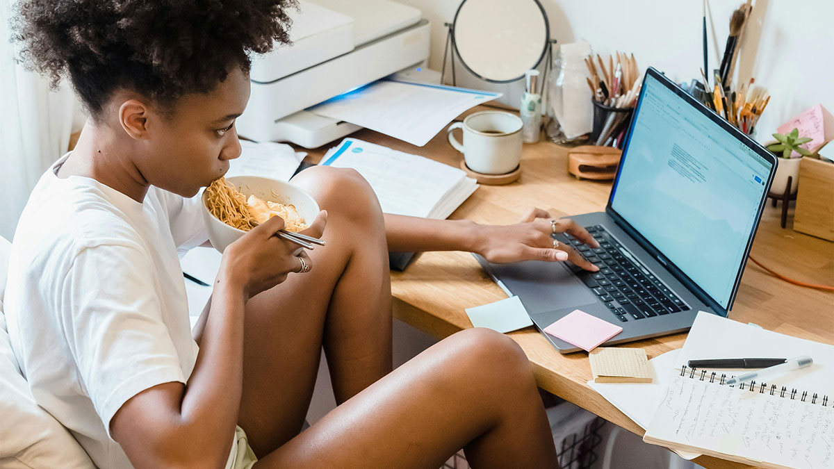 Studentin am Arbeiten und Essen
