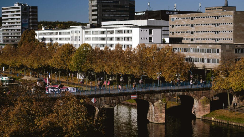 Alte Brücke über den Fluss