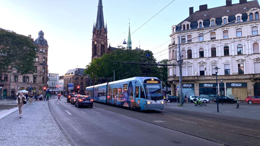 Saarbahn fährt durch die Stadt.
