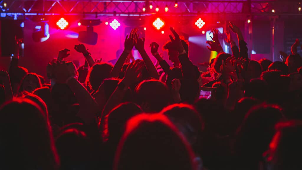 Menschenmenge tanzt unter rotem Licht
